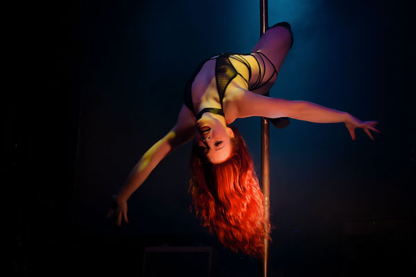 Polesque - Die Mischung aus Pole Dance Show und Burlesque ✓